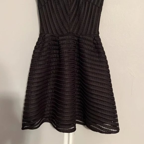 A black dress - Picture 2 of 3